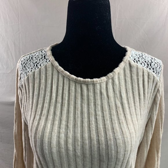 Guipure Lace Insert Ribbed Tee - Picture 7 of 7